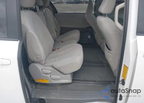 2012 Toyota Sienna Le V6 8 Passenger z USA, uszkodzony, nr VIN 5TDKK3DC9CS260732